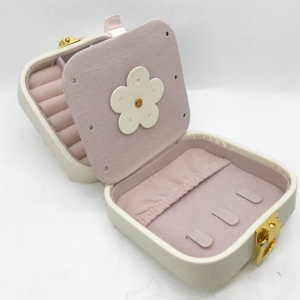 Шкатулка для хранения украшений 701-Молочный